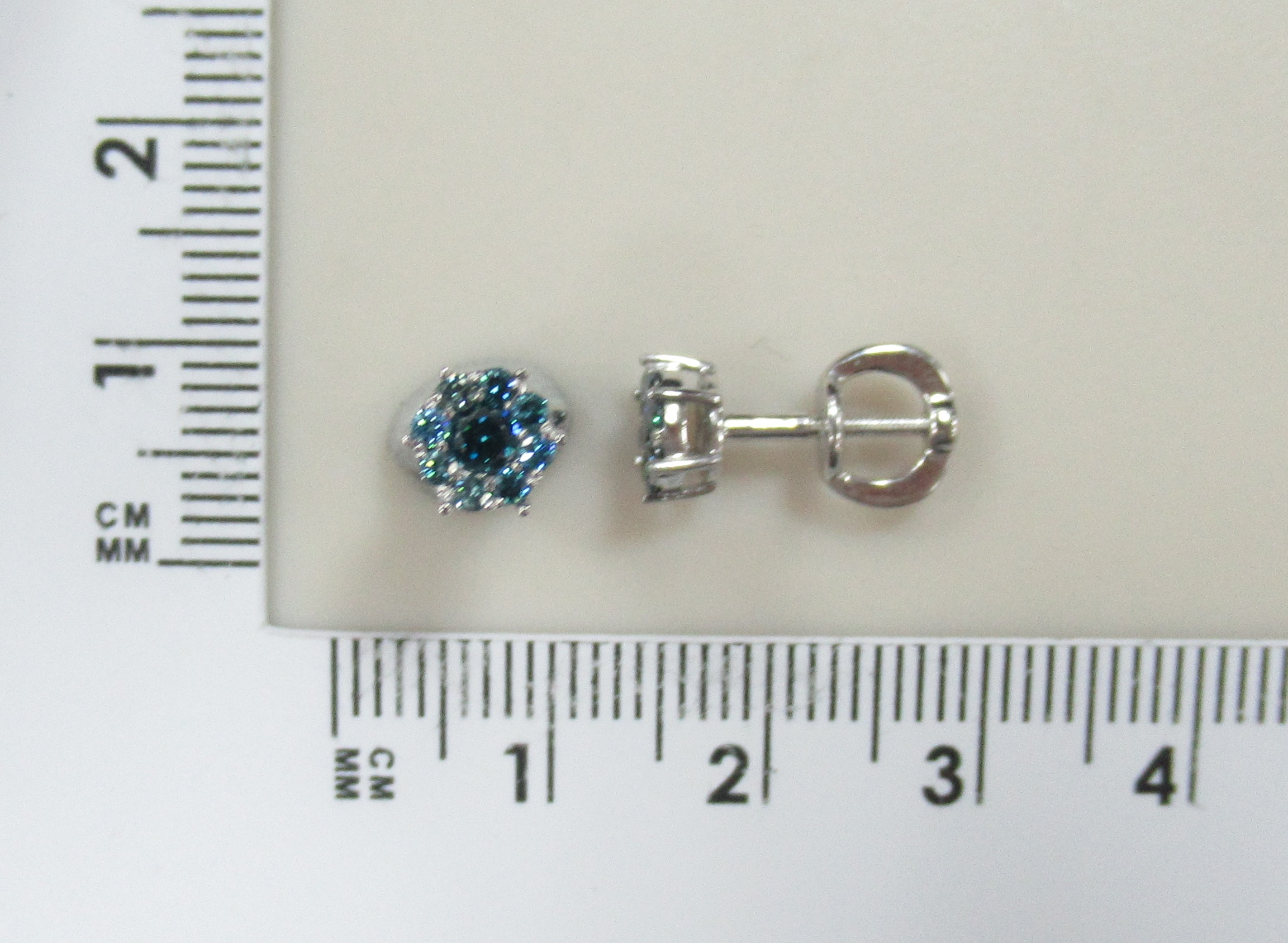 Серьги-пусеты из белого золота с голубыми бриллиантами